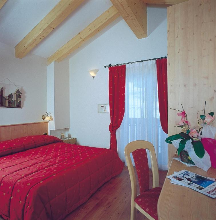 Hotel Zirmes Moena Cameră foto